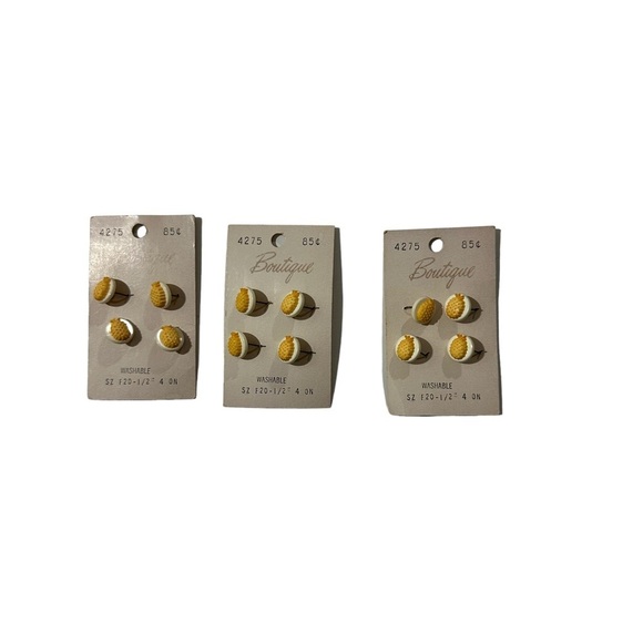Vintage 12 Boutique Washable Round White Yellow Pineapples Buttons F20 1/2” NOS - Picture 3 of 4